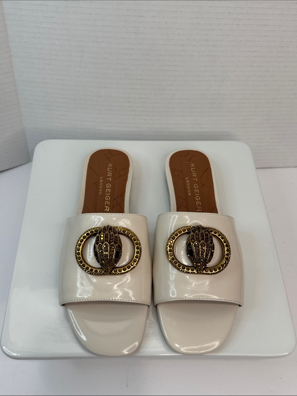 Kurt Geiger London Chelsea Flat Sandals Ivory Crystal Eagle Ladies EU 37 NWOT